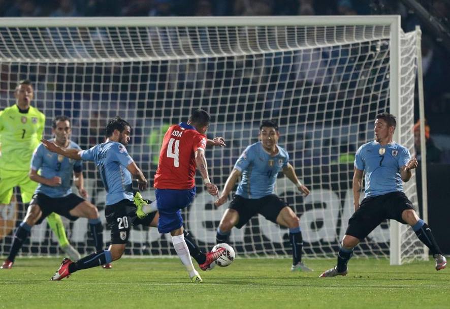 Copa America 2015. Quarti di finale: il Cile batte l&#39;Uruguay 1-0, a Santiago. Nella foto il gol di Mauricio Isla. Due espusli nell&#39;Uruguay: Cavani e Fucile entrambi per doppia ammonizione